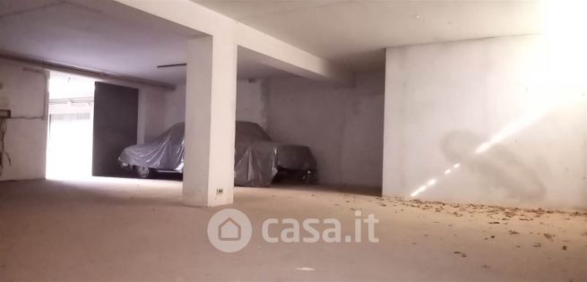 Capannone in commerciale in 