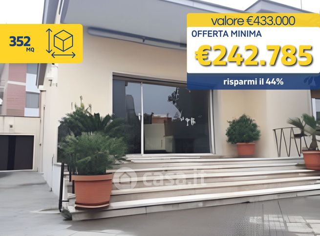 Villa in residenziale in Via Umberto Maddalena 9