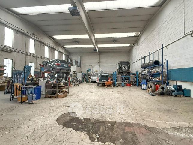 Capannone in commerciale in Via per Cascina Rafredo 18