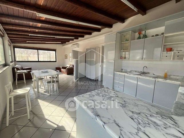 Casa indipendente in residenziale in 