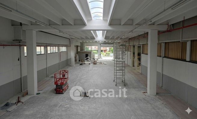 Capannone in commerciale in 