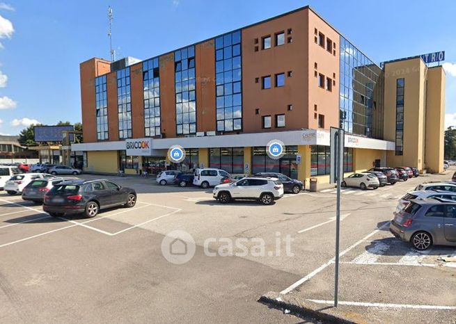 Negozio/locale commerciale in commerciale in Viale Porta Po