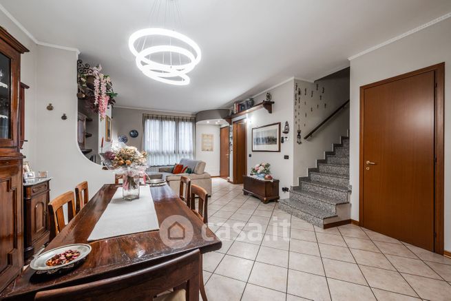 Villetta a schiera in residenziale in Via Luigi Cadorna 8