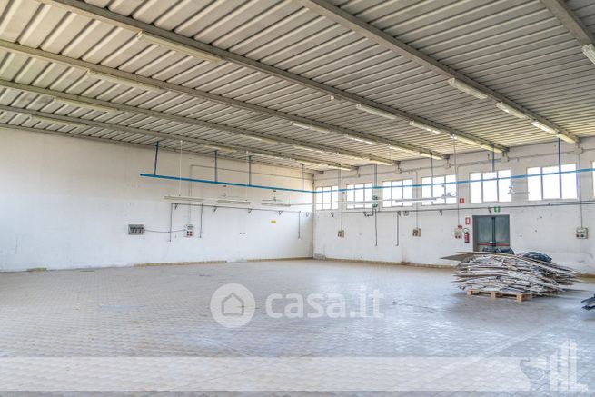 Capannone in commerciale in Via Pietro Nenni