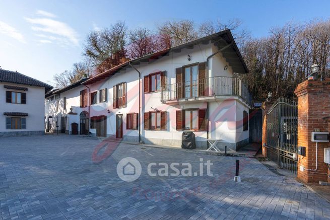 Casa indipendente in residenziale in Regione Carlevè 36