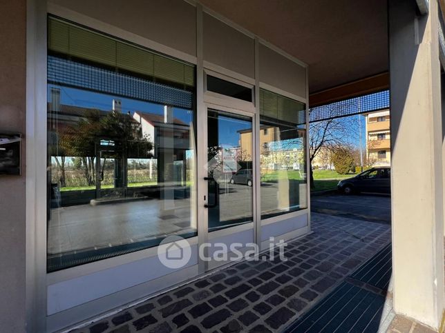 Ufficio in commerciale in Via Guttuso