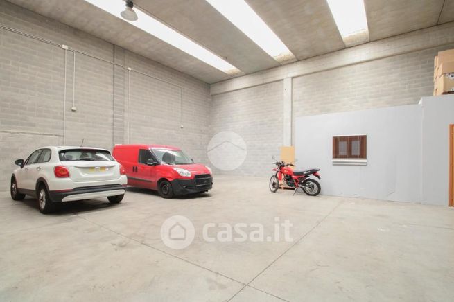 Capannone in commerciale in Via Pietro Nenni 1