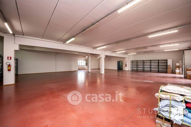 Capannone in commerciale in Via Santini Adelmo