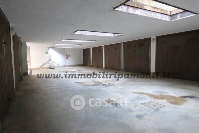 Box/posto auto in residenziale in Via Azzone Visconti