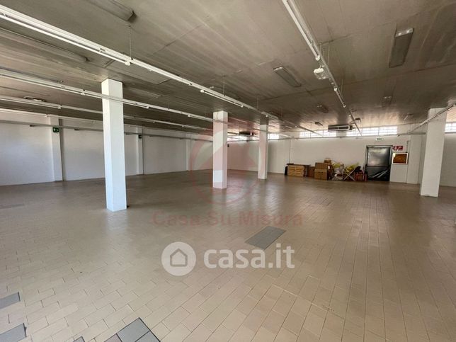 Capannone in commerciale in Via del Santo