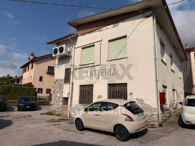 Capannone in commerciale in Via Rovaia 91