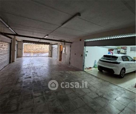 Box/posto auto in residenziale in Via Spirito Santo 9 AH