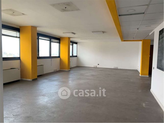 Ufficio in commerciale in 