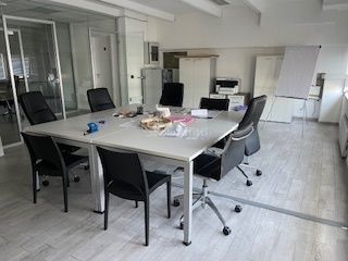 Ufficio in commerciale in Via Montà