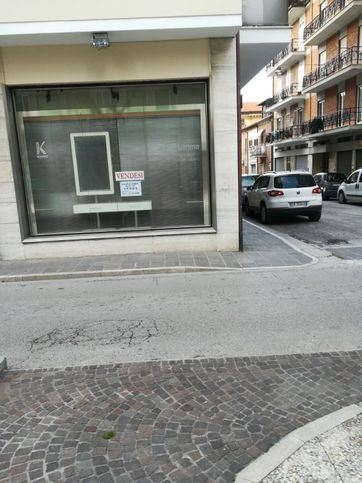 Attività/licenza (con o senza mura) in commerciale in Via Alessandro Trevisani