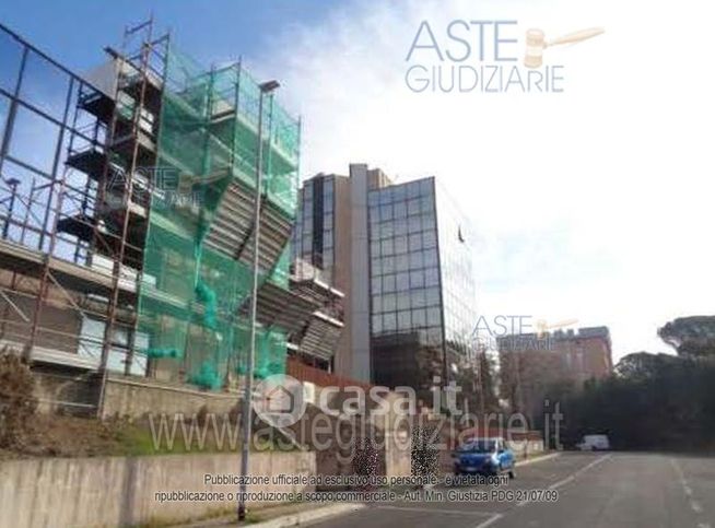 Ufficio in commerciale in Via Ambrogio Fusinieri 24