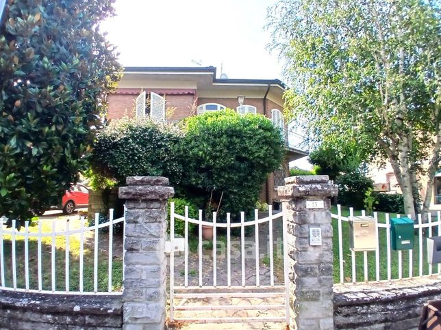 Appartamento in residenziale in Via C. Fornasini 15
