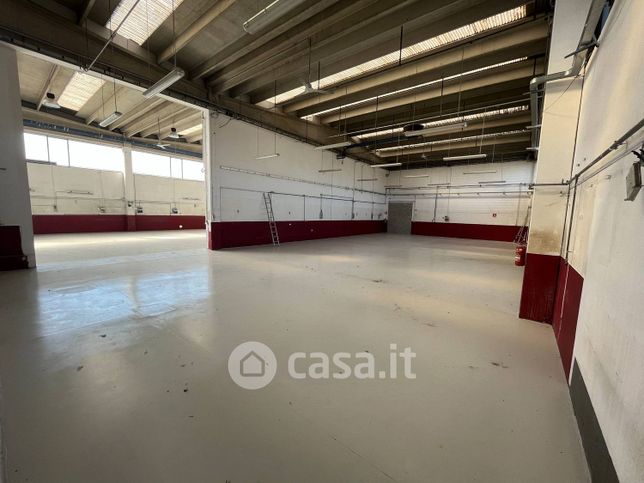Capannone in commerciale in Via San Luigi