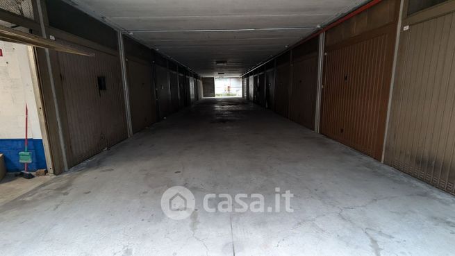 Garage/posto auto in residenziale in Strada delle Cacce 150