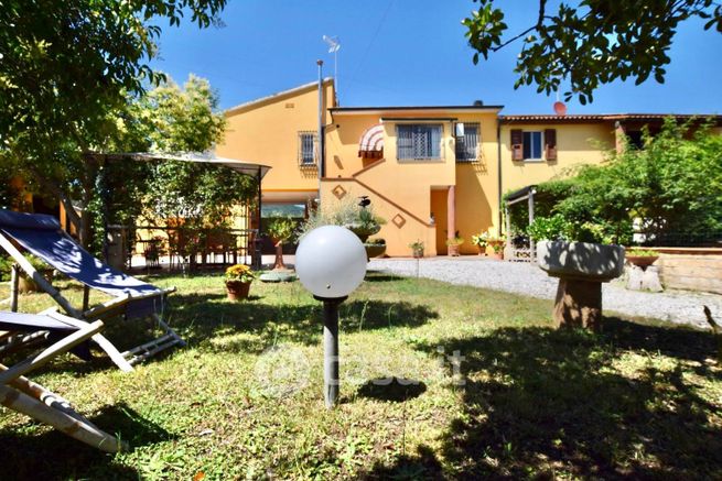 Casa bi/trifamiliare in residenziale in 