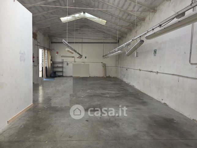 Capannone in commerciale in Via Cava