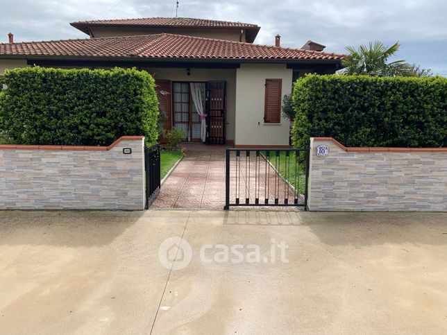 Casa bi/trifamiliare in residenziale in Viale degli Scacchi 18