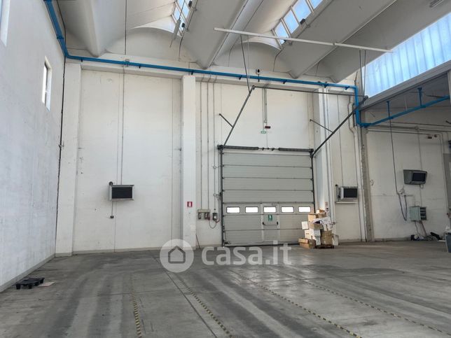 Capannone in commerciale in Via Radici