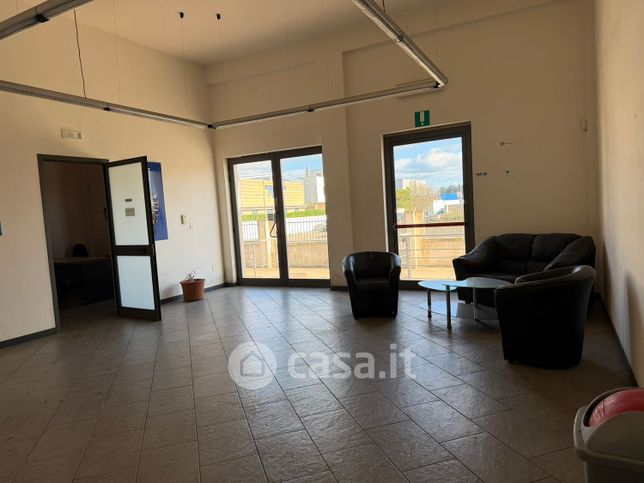 Capannone in commerciale in Via Guido Rossa 11