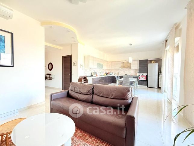 Appartamento in residenziale in Via Luino 13