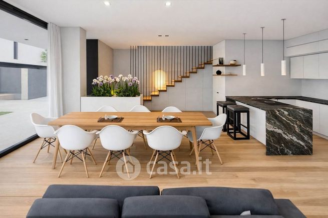Casa bi/trifamiliare in residenziale in Via Roma