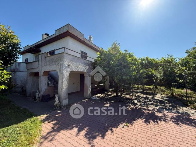 Villa in residenziale in Via Panarea 6