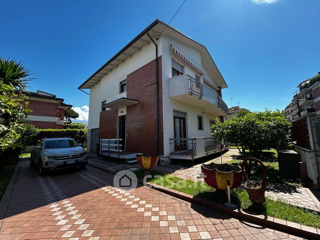 Casa bi/trifamiliare in residenziale in Viale Monzoni