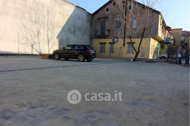 Box/posto auto in residenziale in Via Piave 17