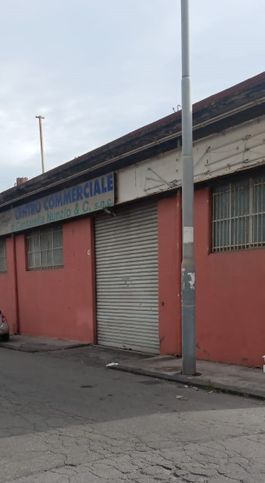 Negozio/locale commerciale in commerciale in Via Vespri 18