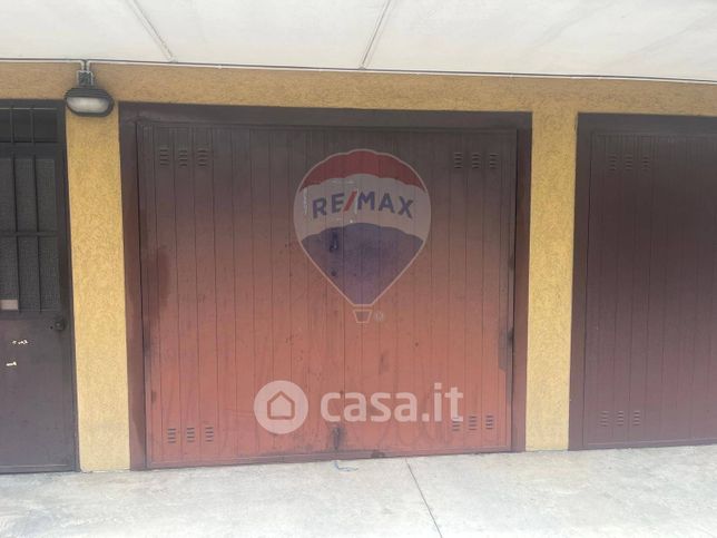 Box/posto auto in residenziale in Via Marco Minghetti 3