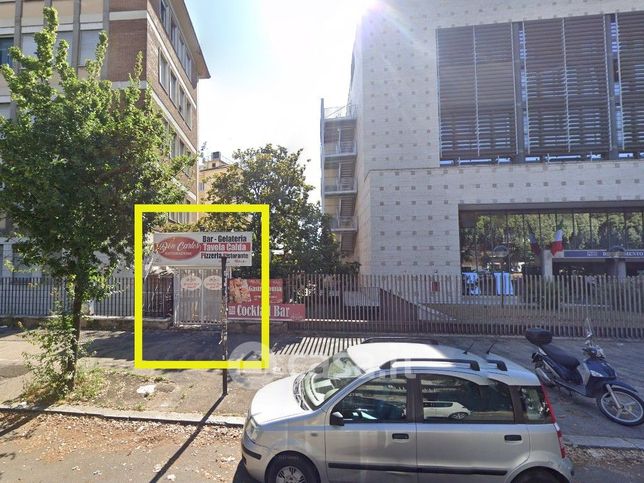 Attività/licenza (con o senza mura) in commerciale in Viale Guglielmo Marconi 446