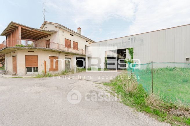 Capannone in commerciale in Via Meschio 16