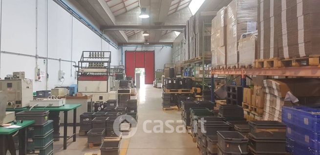 Capannone in commerciale in Via Giuseppe di Vittorio 2