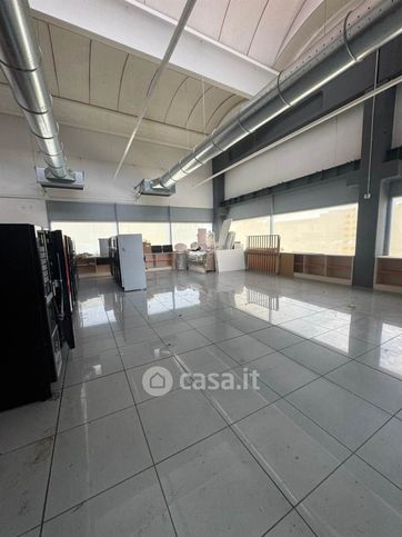 Capannone in commerciale in 