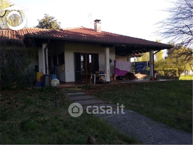 Villa in residenziale in Via Campania 38