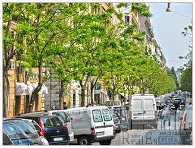 Attività/licenza (con o senza mura) in commerciale in Via Germanico