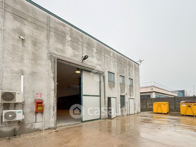 Capannone in commerciale in Via della Tecnica