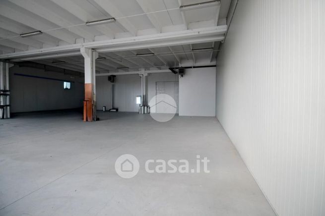 Capannone in commerciale in Via M. Baiettini 1