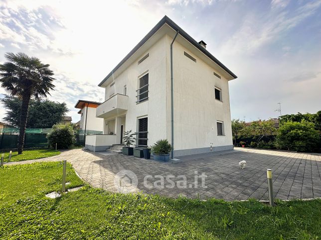 Villa in residenziale in Via Emilia