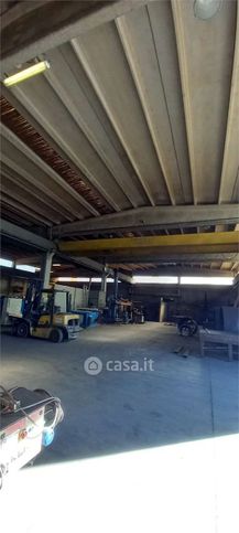 Capannone in commerciale in 