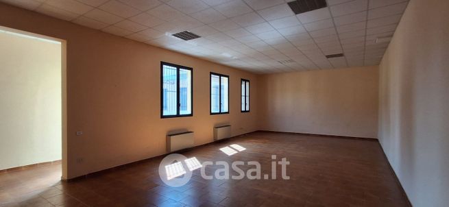 Capannone in commerciale in Via Fratelli Cagnoni 9