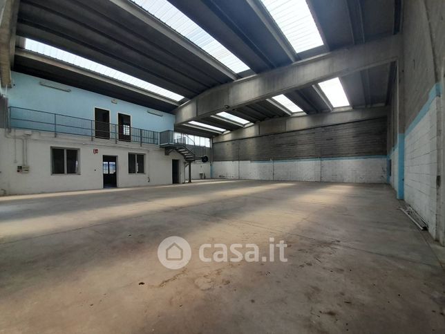 Capannone in commerciale in 