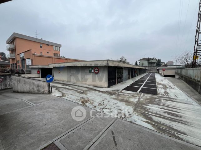 Box/posto auto in residenziale in Viale Liguria 36