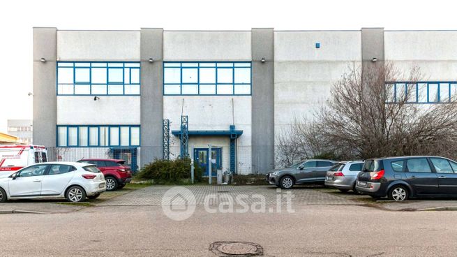 Capannone in commerciale in 