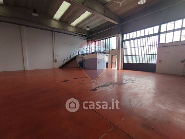 Capannone in commerciale in Via Fratelli Bandiera 15